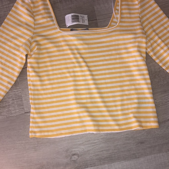 🔴 NWT crop top - Picture 2 of 4